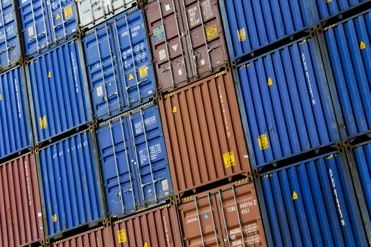 Container impilati nel porto di Rotterdam