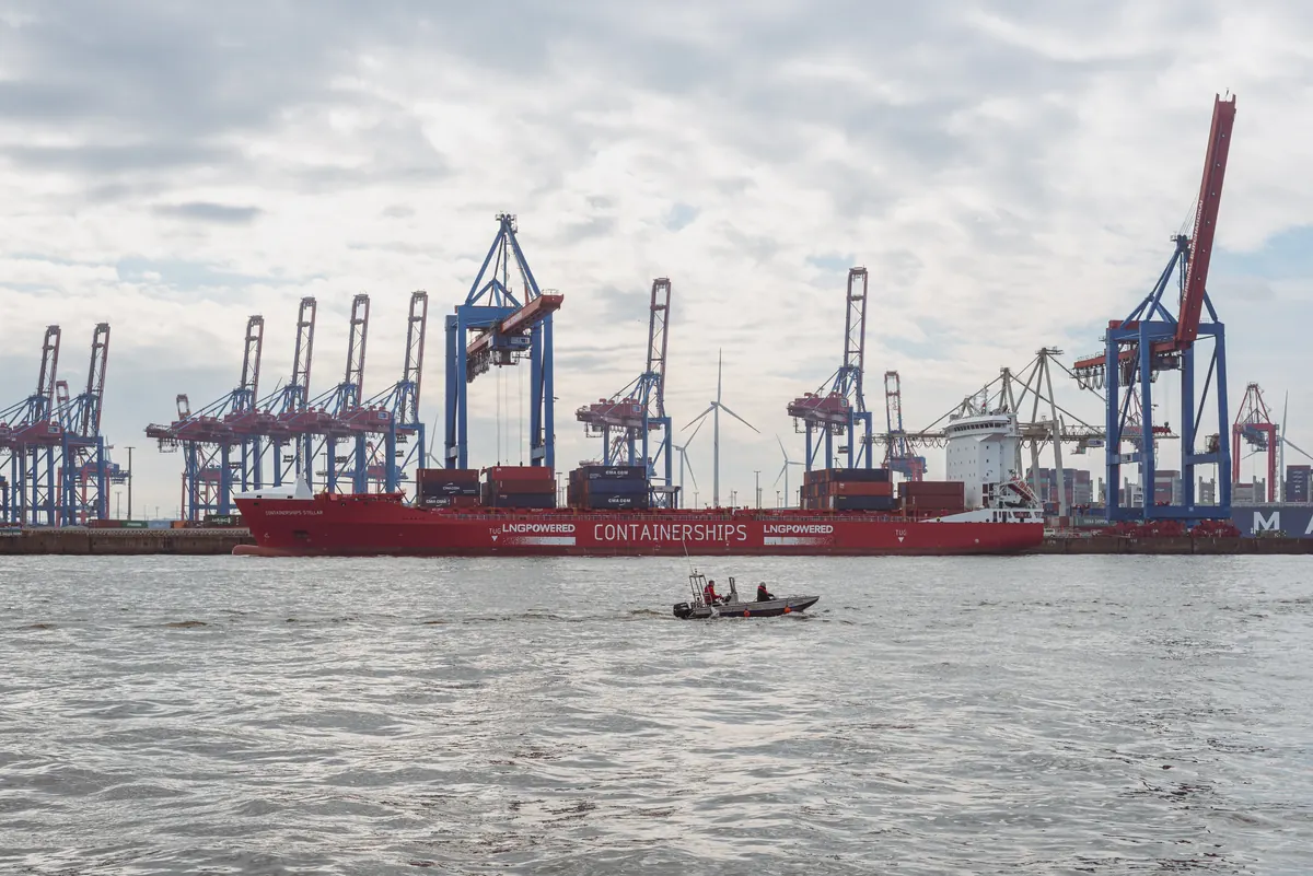 Gru portacontainer al porto di Amburgo