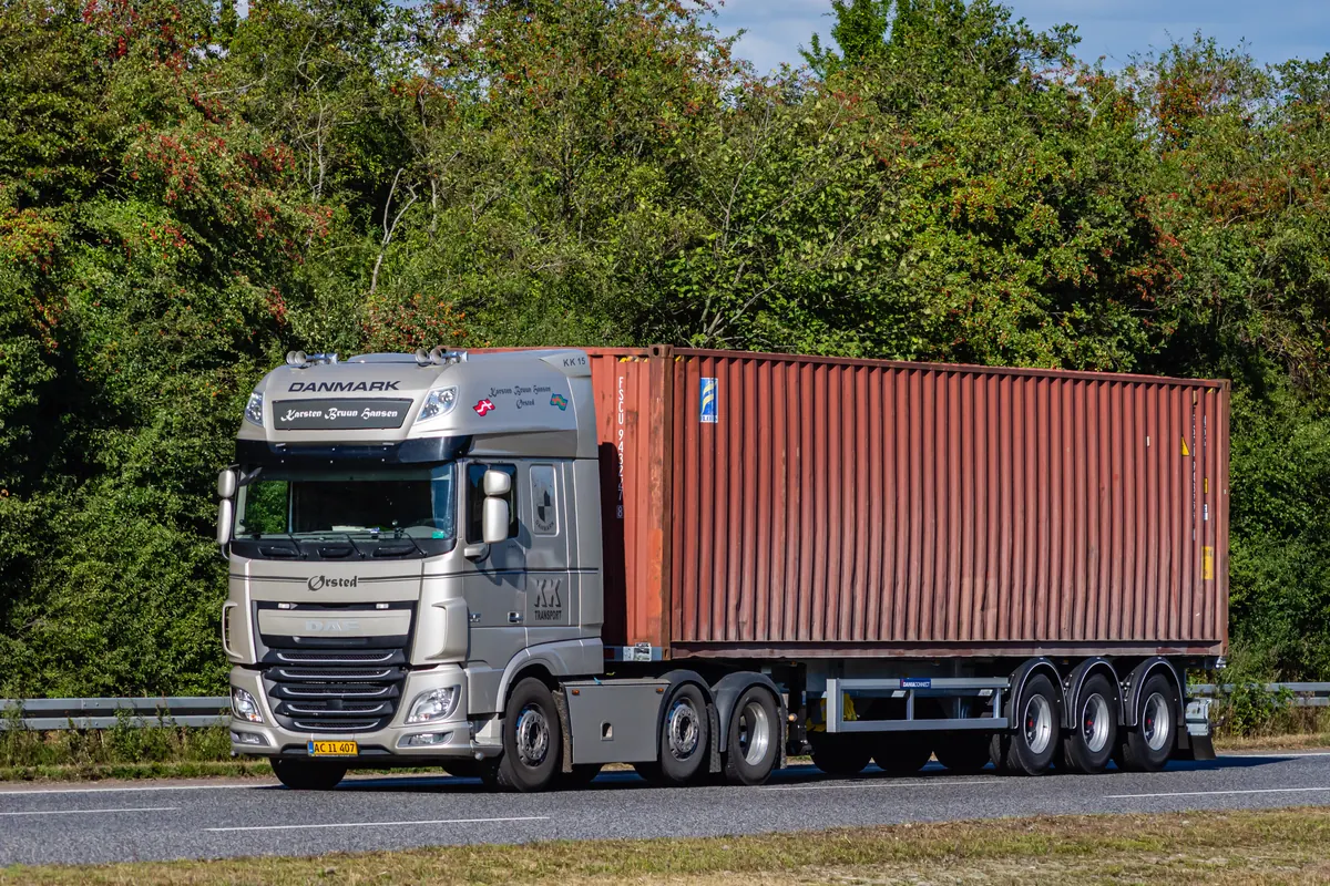 Trattore stradale con container su strada