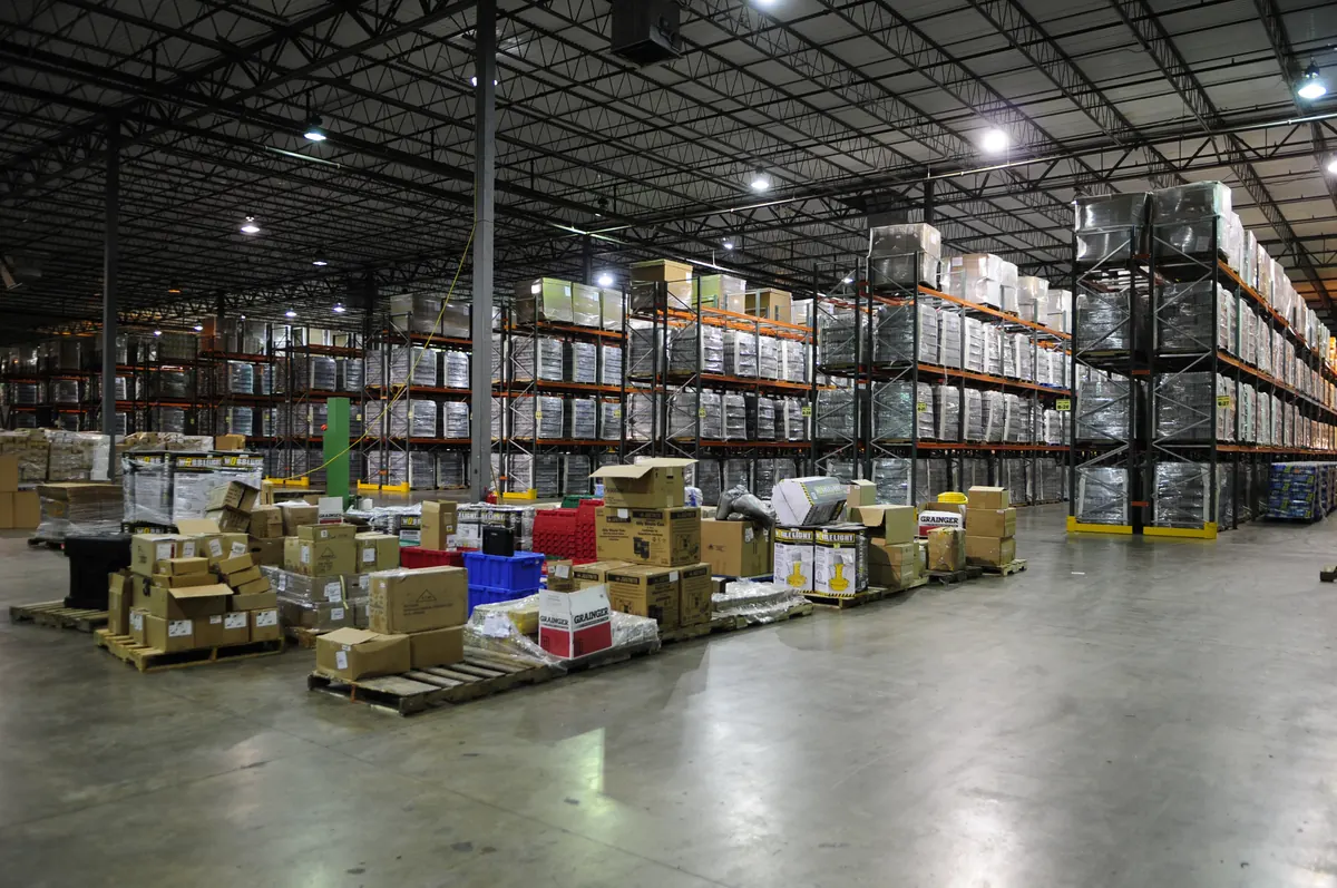 Magazzino logistico con scaffalature e bancali